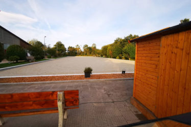 Außenreitplatz mit Sitzgelegenheit